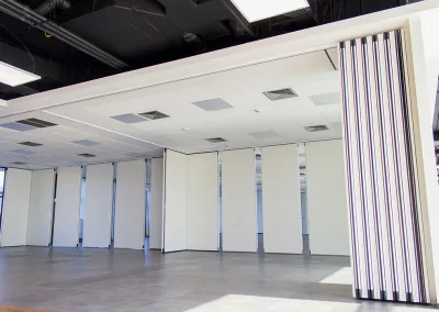 Partitionnement de grands volumes et haute performance acoustique pour un siège d&rsquo;entreprise d&rsquo;équipements sportifs