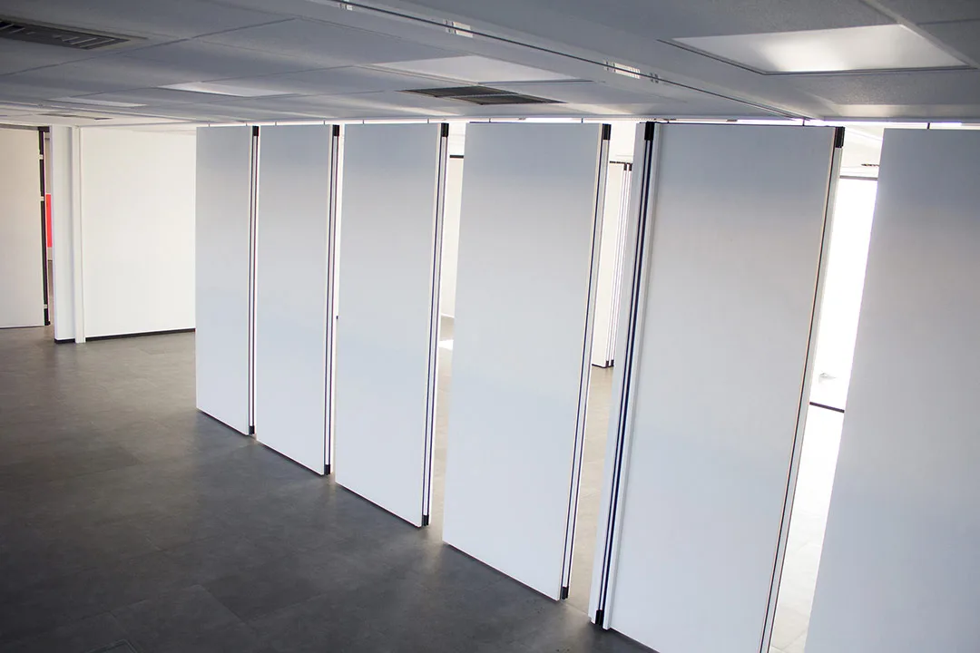 Cloison mobile acoustique TX-107 TABIEXPERT espace réunion et formation en entreprise 02 Panneaux de cloison mobile TX-107 suspendus sur rail supérieur sans guidage au sol