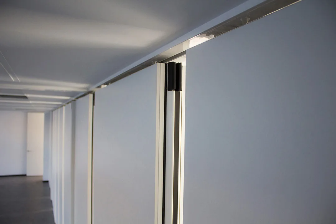 Cloison mobile acoustique TX-107 TABIEXPERT espace réunion et formation en entreprise 03 Détail des profilés et des joints d'étanchéité acoustique de la cloison TX-107