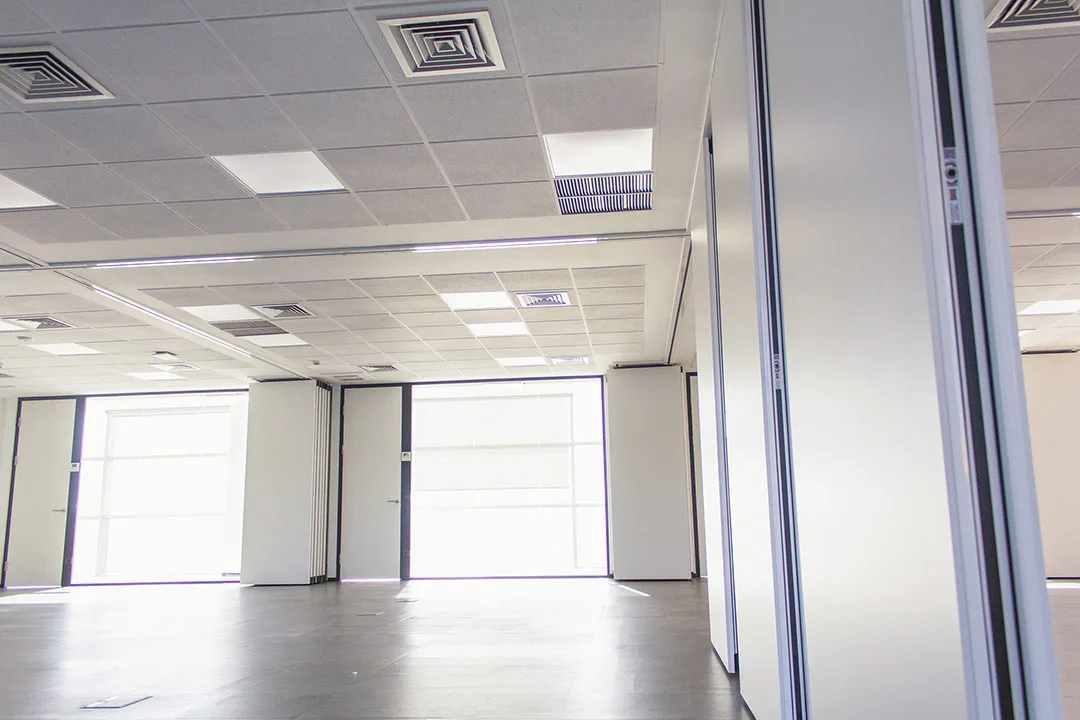 Cloison mobile acoustique TX-107 TABIEXPERT espace réunion et formation en entreprise 04 Alignement parfait des panneaux de cloison amovible pleine pour une étanchéité sonore optimale