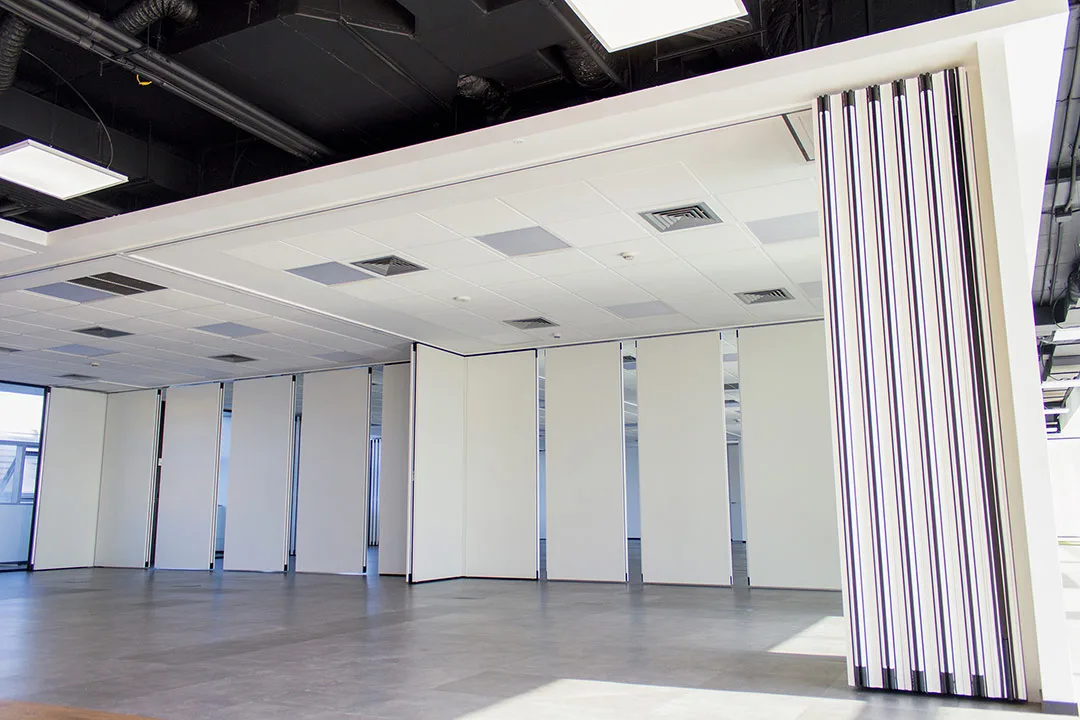 Cloison mobile acoustique TX-107 TABIEXPERT espace réunion et formation en entreprise 05 Les rails de guidage multidirectionnel des cloisons mobiles TX-107 en cours de déploiement