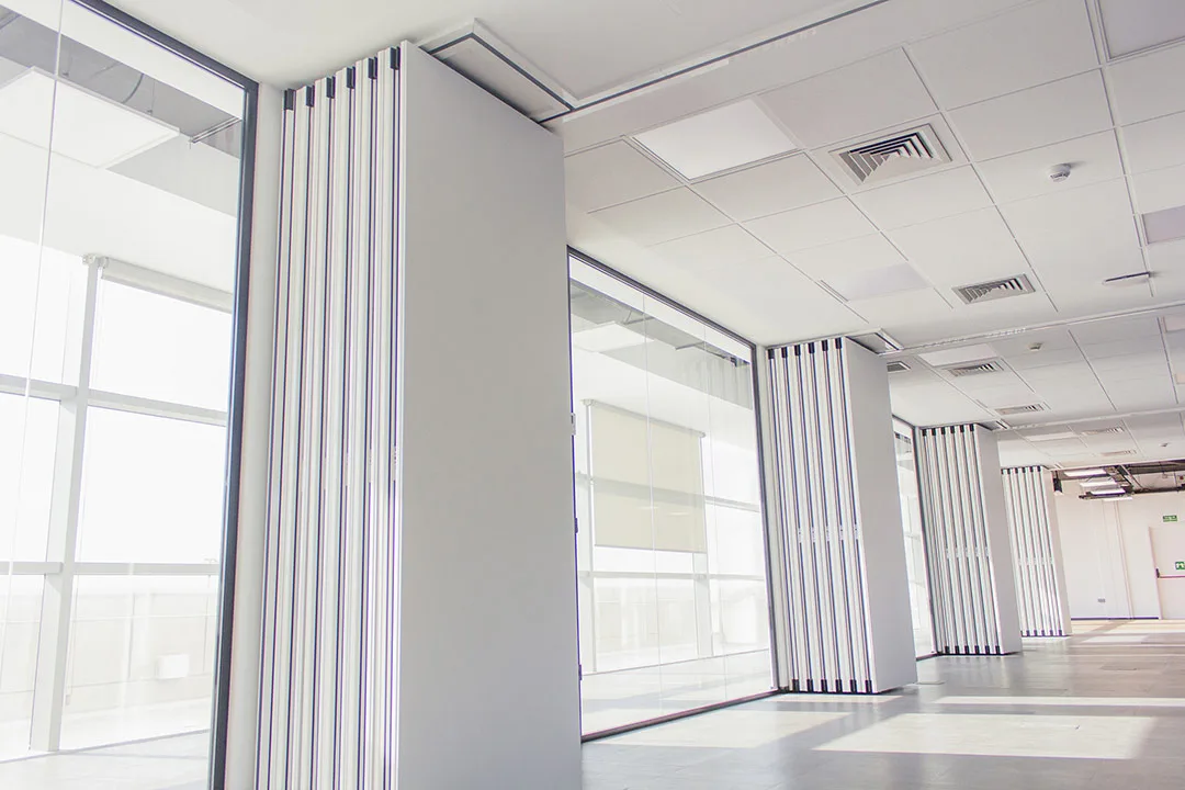 Cloison mobile acoustique TX-107 TABIEXPERT espace réunion et formation en entreprise 06 Stockage et empilement compact des panneaux de mur mobile en extrémité de rail