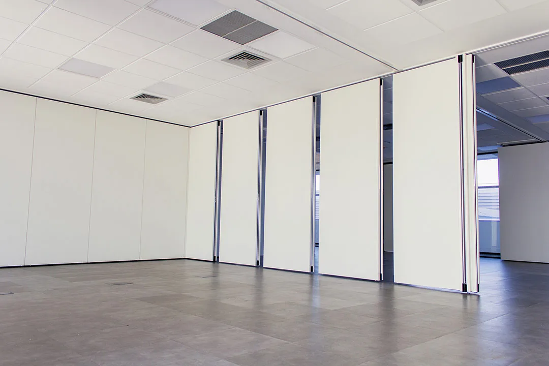 Cloison mobile acoustique TX-107 TABIEXPERT espace réunion et formation en entreprise 07 Intégration des rails supérieurs de guidage de la cloison mobile TX-107 dans le faux-plafond