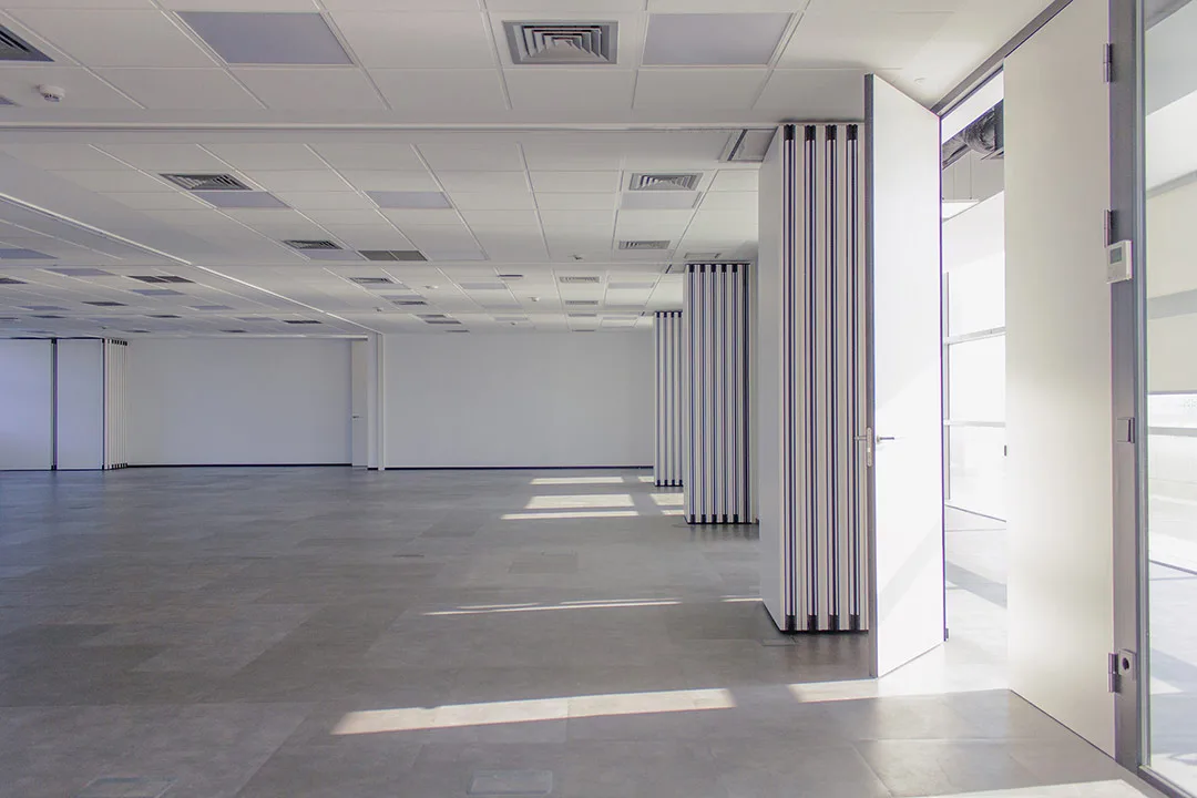 Cloison mobile acoustique TX-107 TABIEXPERT espace réunion et formation en entreprise 08 Grand volume de la salle principale avec les panneaux des 3 cloisons amovibles TX-107 repliés