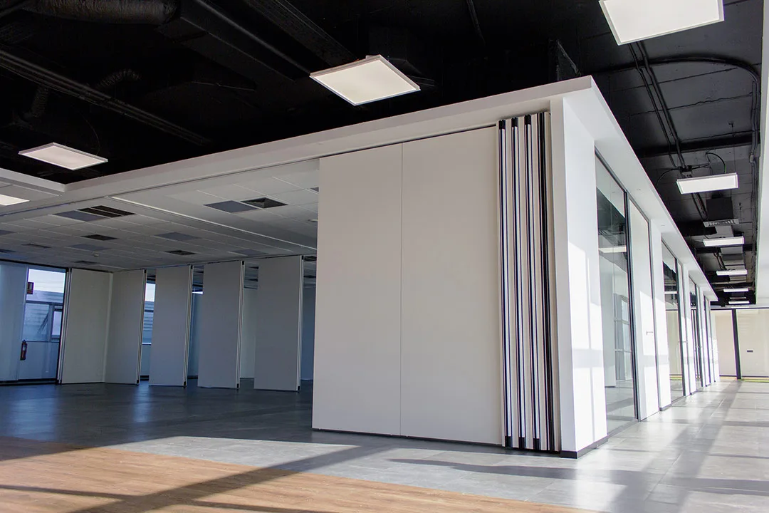 Cloison mobile acoustique TX-107 TABIEXPERT espace réunion et formation en entreprise 09 Division d'un espace événementiel et de formation en plusieurs salles grâce aux murs mobiles TX-107