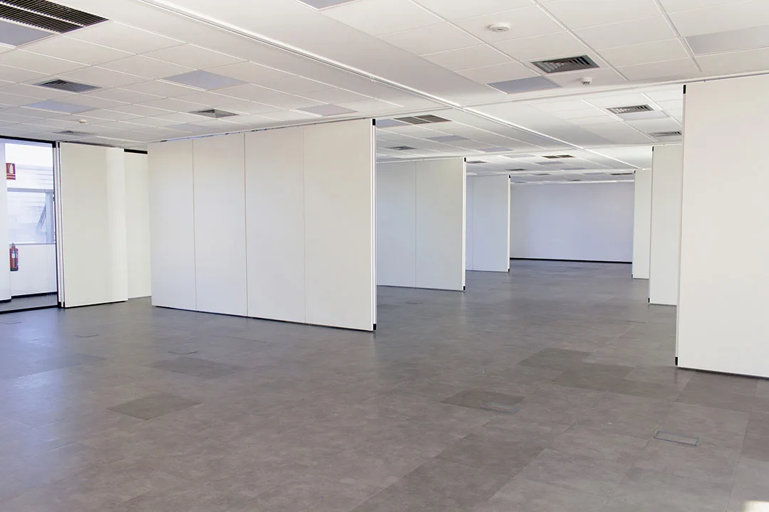 Cloison mobile acoustique TX-107 TABIEXPERT espace réunion et formation en entreprise 10 Partitionnement de grand volume tertiaire avec cloison amovible haute performance phonique