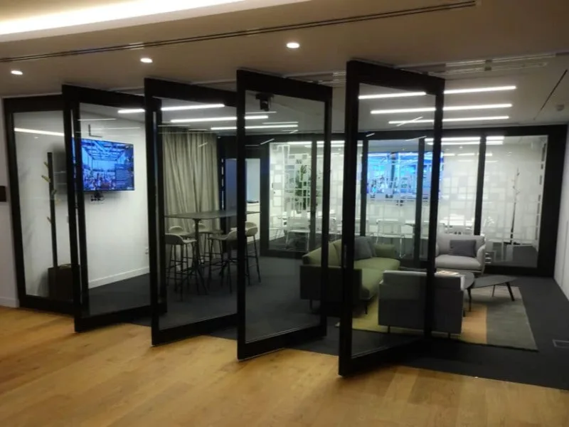 Cloison mobile acoustique TX-60-GLASS TABIEXPERT 800x600 Cloison mobile TX-60 GLASS installée