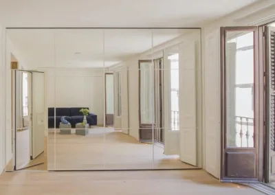 Aménagement sur mesure d&rsquo;une cloison mobile design dans le salon d&rsquo;un loft