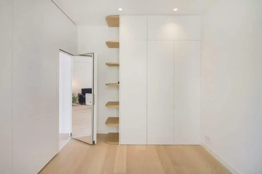 Cloison mobile acoustique design sur mesure pour appartement loft TABIEXPERT TX 002 Chambre crée par la cloison mobile sur mesure avec la porte intégrée