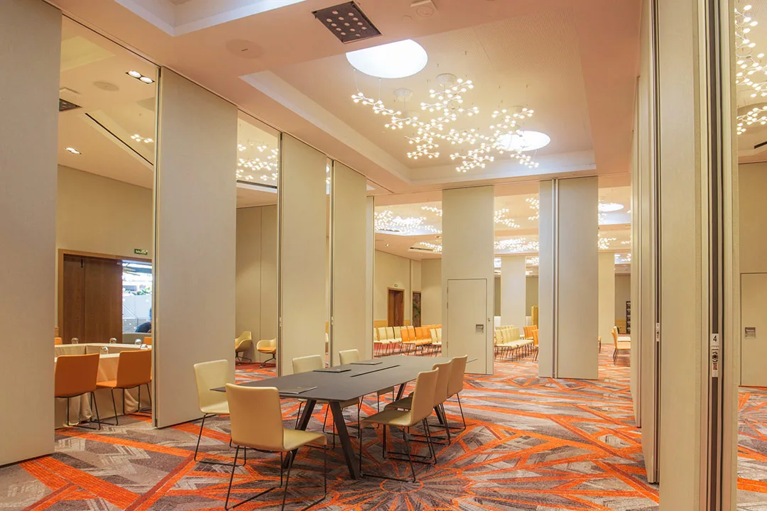 Cloison mobile acoustique TX-110 dans un grand salon de réception d'hôtel