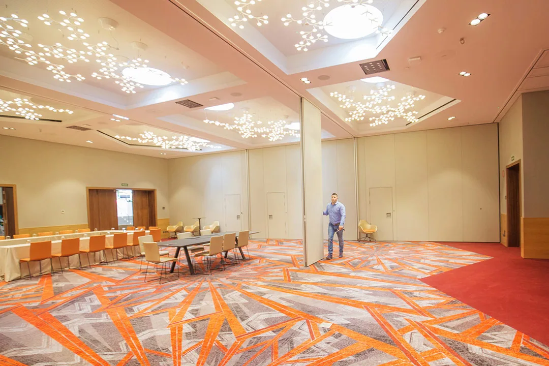 Module de cloison mobile acoustique en cours de déploiement dans un hôtel