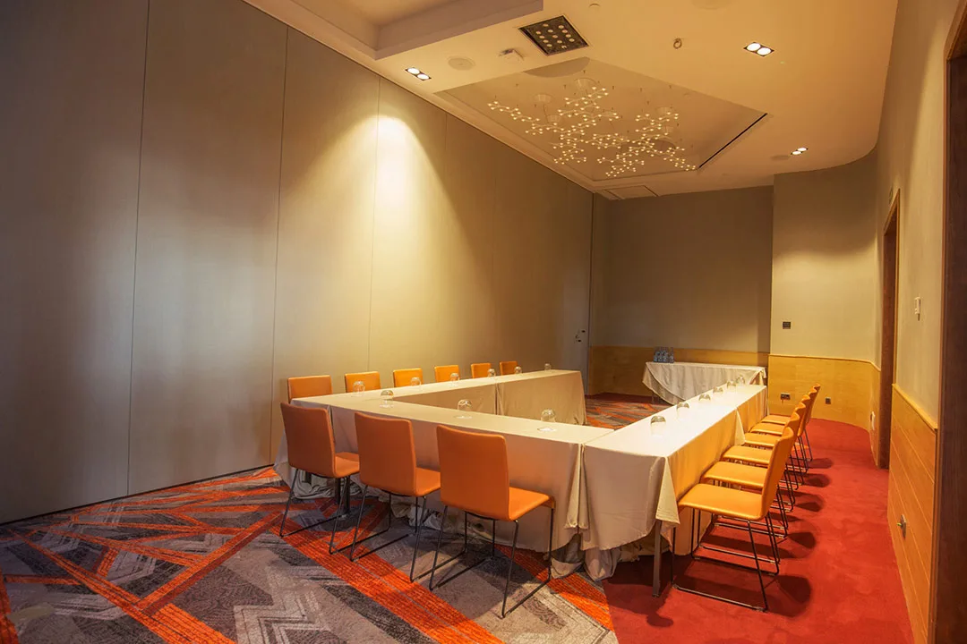 Division d'une grande salle de banquet d'hôtel en espace de réunion privatif