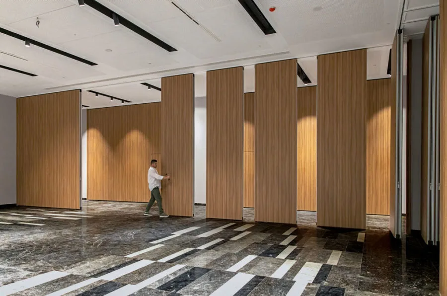 Cloison mobile acoustique pour hôtel TX-130 TABIEXPERT 003 Déploiement d'une cloison mobile acoustique TX-130 dans un hôtel