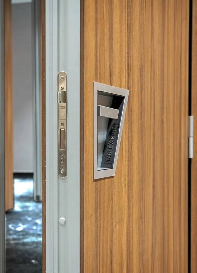 Cloison mobile acoustique pour hôtel TX-130 TABIEXPERT 008 Détail d'une porte encastrée dans un panneau de cloison mobile TX-130