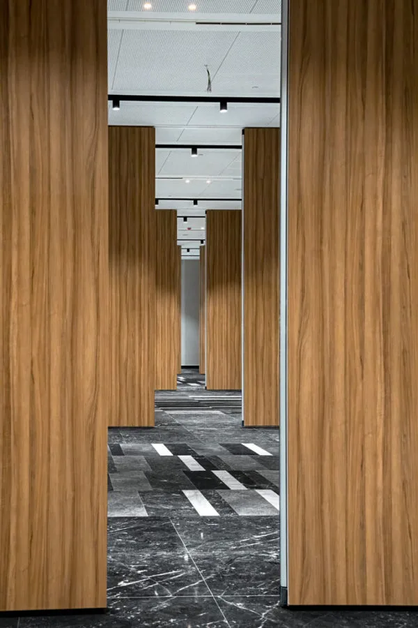 Cloison mobile acoustique pour hôtel TX-130 TABIEXPERT 010 Vue en enfilade des 4 dispositifs de cloison mobile installés dans cette immense salle évènementielle