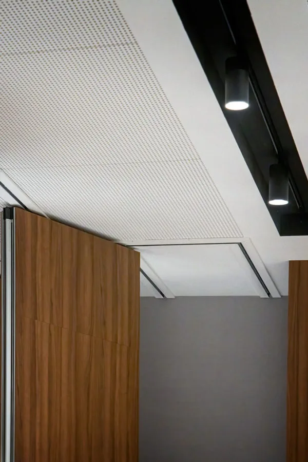 Cloison mobile acoustique pour hôtel TX-130 TABIEXPERT 012 Détail de l'extrêmité du rail pour le stockage de la cloison mobile TX-130