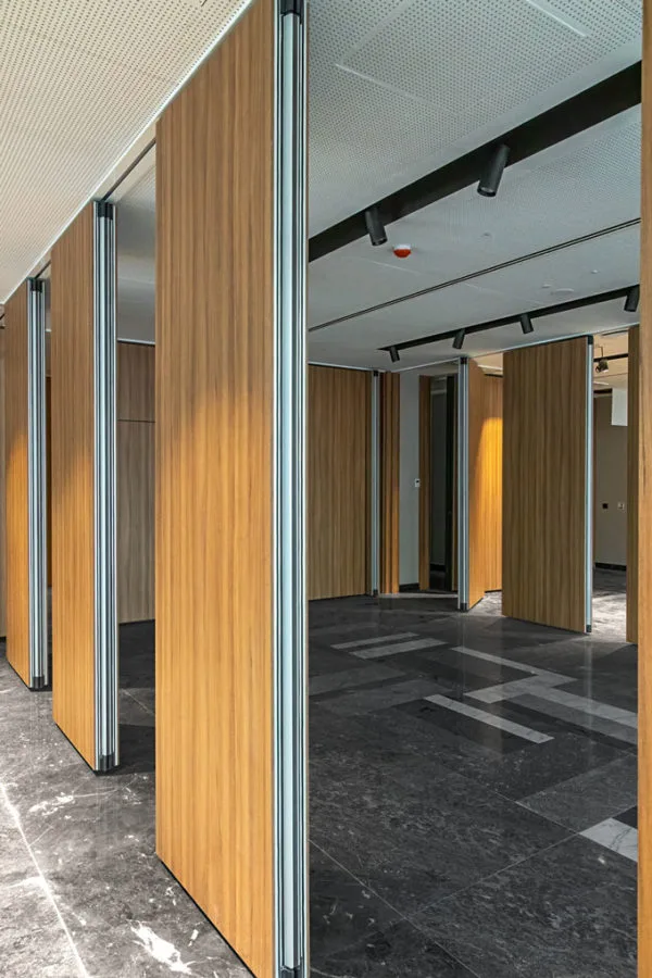 Cloison mobile acoustique pour hôtel TX-130 TABIEXPERT 013 Grande capacité de modularité de l'espace avec les cloisons mobiles acoustiques TX-130