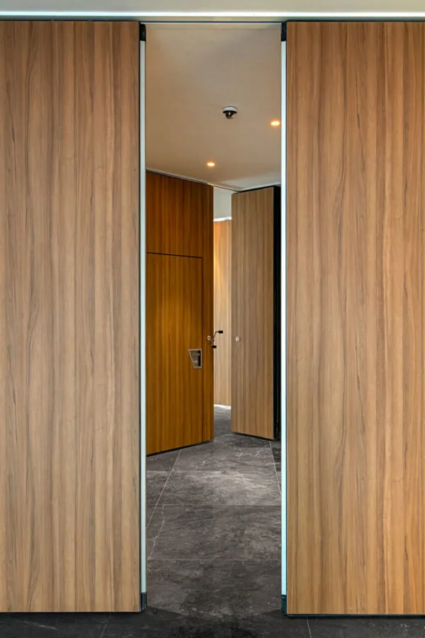 Cloison mobile acoustique pour hôtel TX-130 TABIEXPERT 014 Isolation phonique ultra haute performance pour séparation de grands volumes événementiels