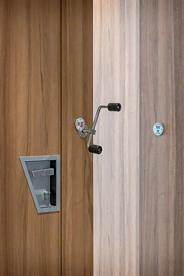 Cloison mobile acoustique pour hôtel TX-130 TABIEXPERT 015 Détail du système de fermeture d'une cloison mobile acoustique TX-130