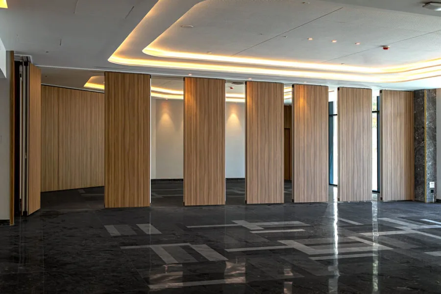 Cloison mobile acoustique pour hôtel TX-130 TABIEXPERT 017 Cloison mobile acoustique TX-130 déployée dans un grand salon de réception d'hôtel