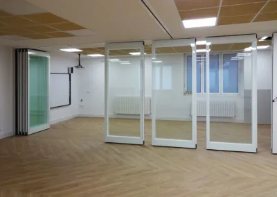 Lumière naturelle et isolation phonique pour un établissement scolaire
