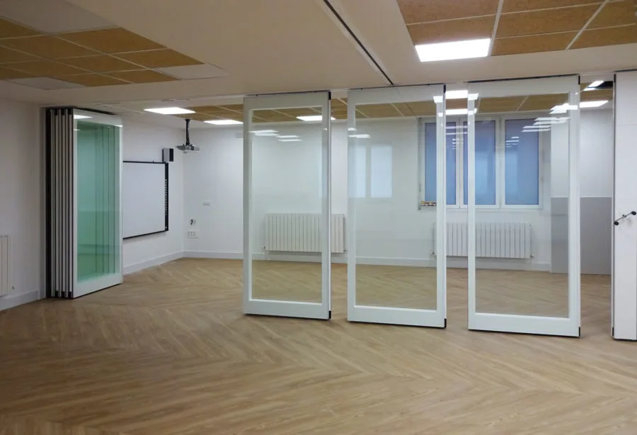 Panneaux vitrés suspendus sur rail supérieur pour cloison mobile acoustique d'école