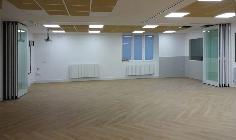 Cloison mobile vitrée acoustique TX-110 SIlenceglass ouverte de par et d'autre de la salle de classe