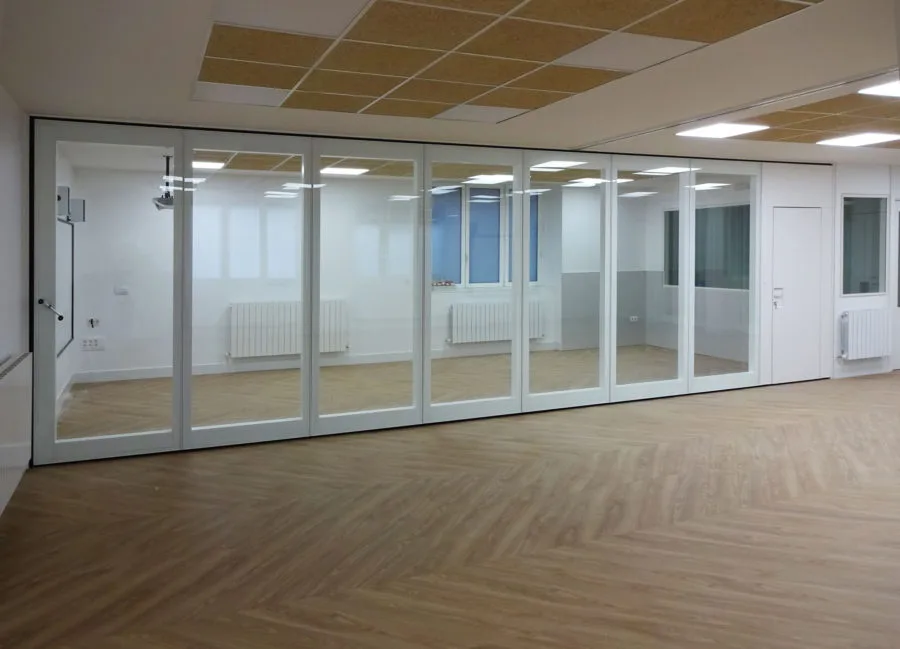 Transparence et apport de lumière naturelle avec la cloison amovible vitrée en milieu scolaire