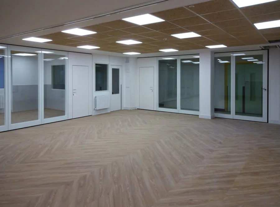 Vue d'ensemble d'une salle polyvalente modulable vitrée pour établissement scolaire