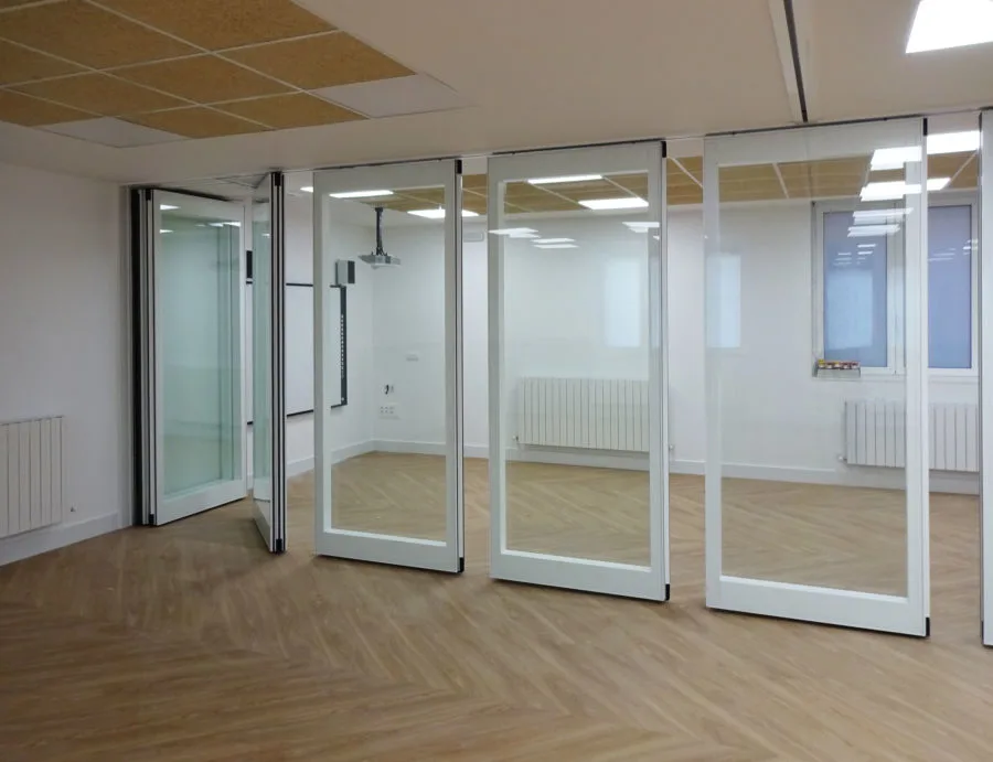 Alignement parfait des modules de cloison mobile vitrée pour une étanchéité sonore optimale