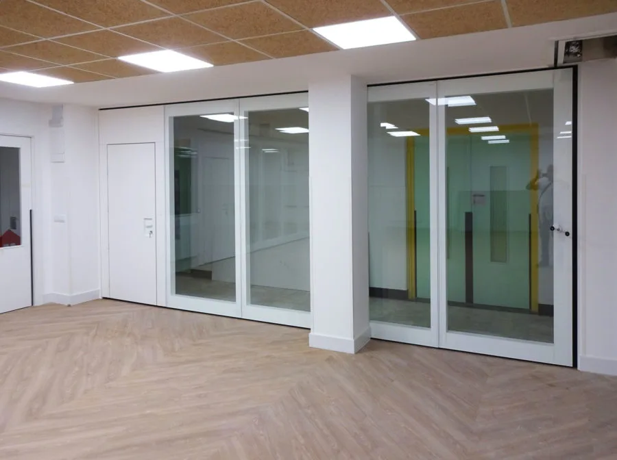 Cloison mobile vitrée acoustique TX-110 SILENCEGLASS fermée dans une salle de classe