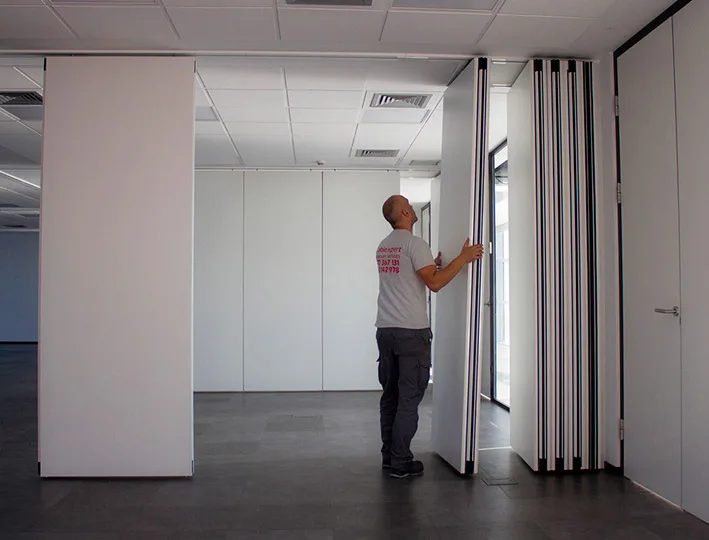 Installation cloison mobile acoustique par Tabiexpert France