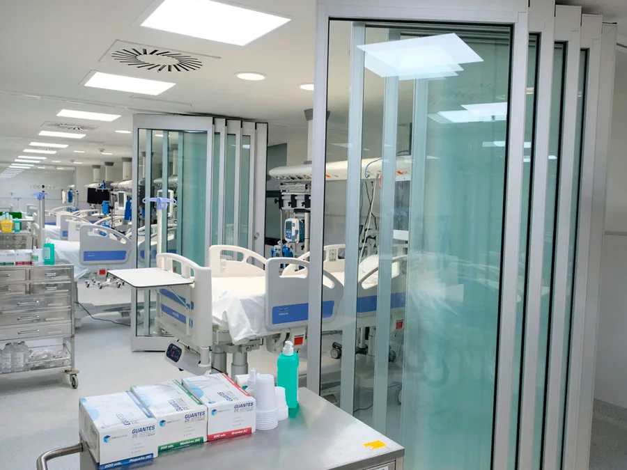 hopital-tx60-4 Cloison mobile vitrée TX-60 GLASS dans un hôpital - cloisons vitrées ouvertes
